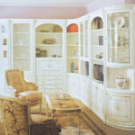 Casa Padrino Luxus Barock Eckschrank Weiß / Mehrfarbig / Gold –  Handgefertigter Massivholz Wohnzimmer Schrank – Barock Wohnzimmer Möbel –