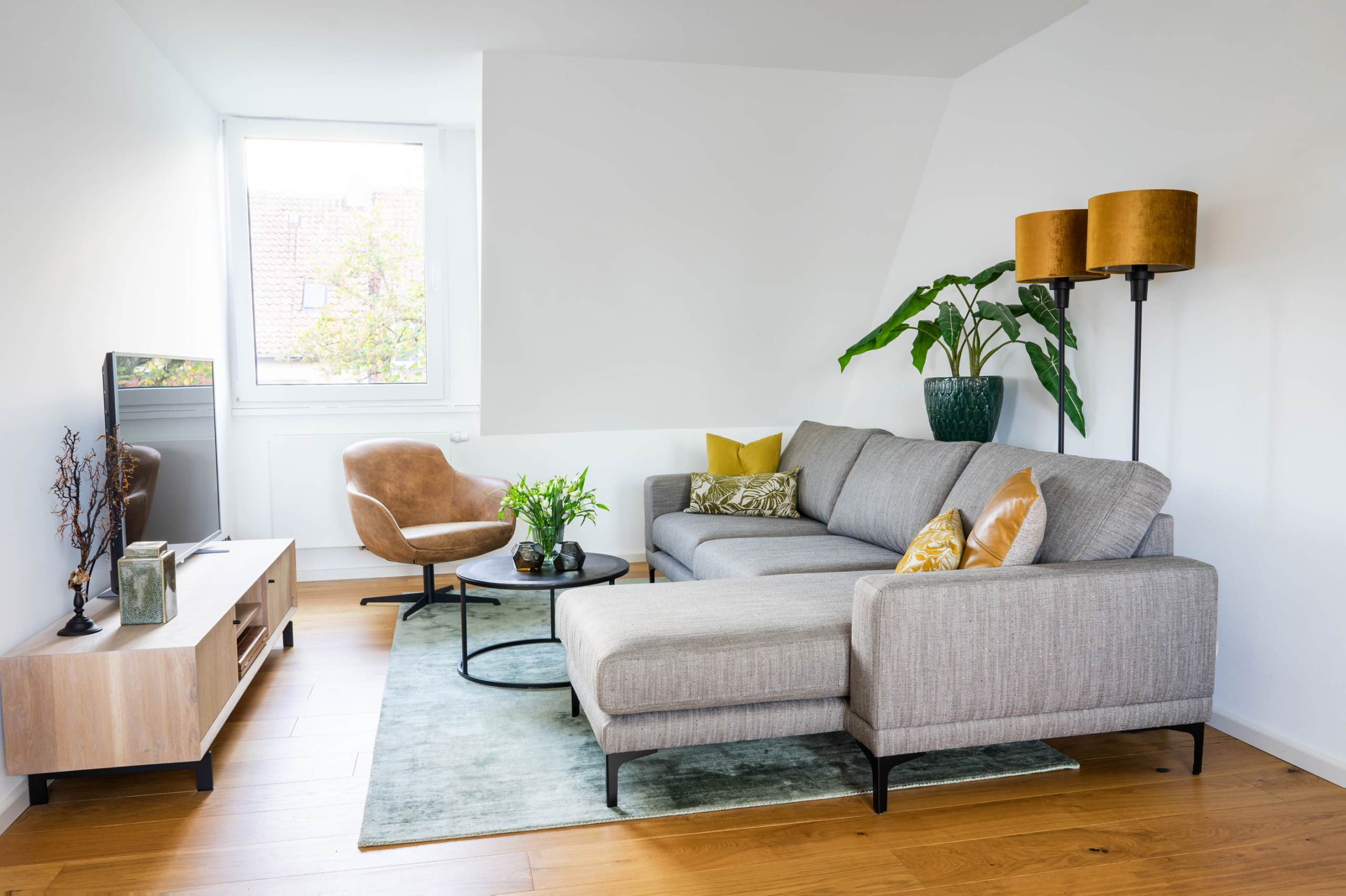 Wohnzimmer mit hellem Holzboden Ideen & Bilder - Juli